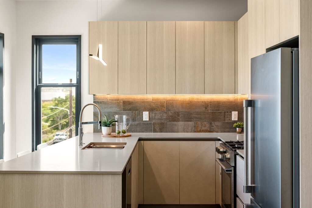 213 Condor St, Unit #1 in Boston, MA - Building Photo