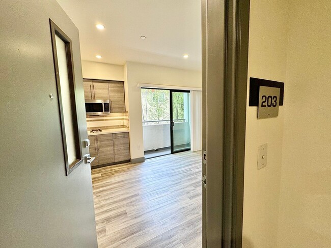 3743 Midvale Ave, Unit 203 in Los Angeles, CA - Building Photo - Building Photo