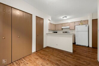 1429 Orleans Dr in Mundelein, IL - Building Photo - Building Photo