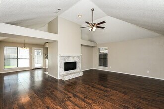 3309 Country Creek Ln in Fort Worth, TX - Foto de edificio - Building Photo