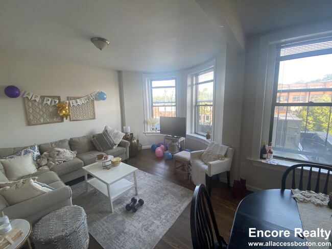 1942 Beacon St, Unit 1 in Boston, MA - Building Photo - Building Photo