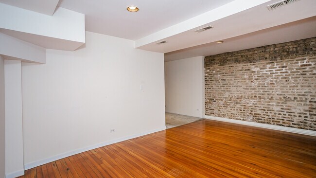 2229 N Southport Ave-Unit -GDN in Chicago, IL - Building Photo - Building Photo