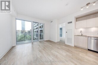 135-135 Lower Sherbourne St in Toronto, ON - Building Photo - Building Photo