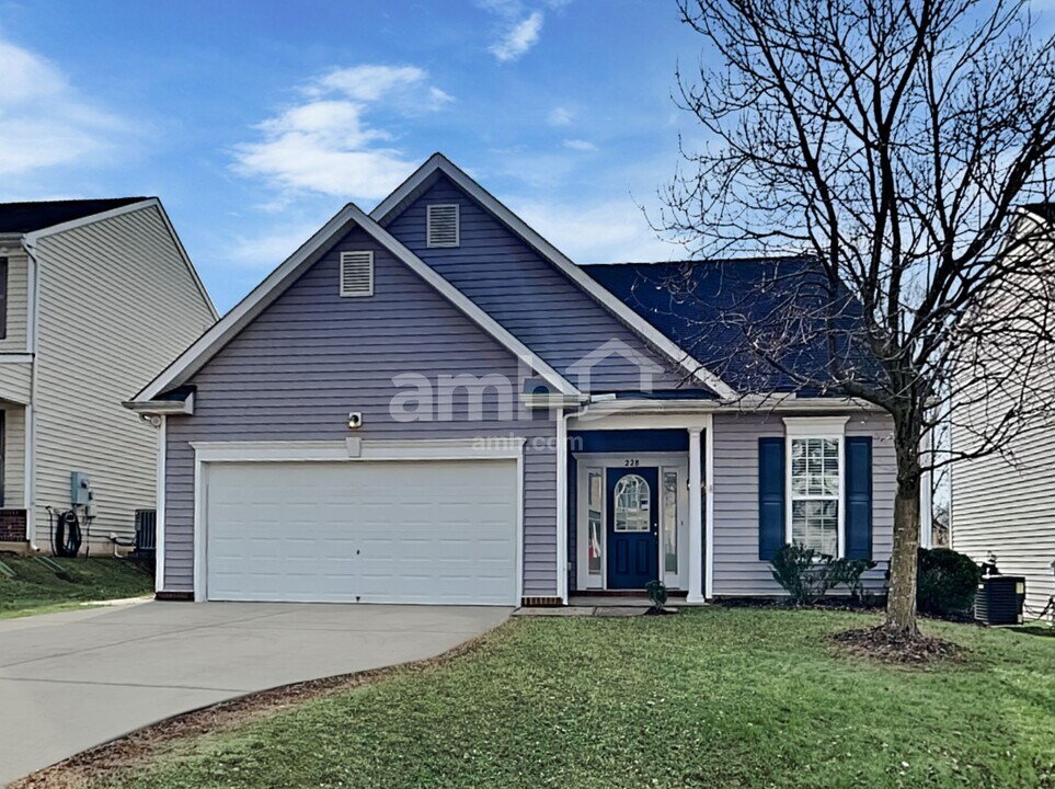 197 Woodcreek Ln in Clayton, NC - Building Photo