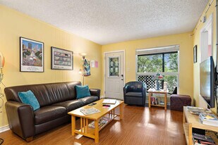 2204 Trailside Dr in Austin, TX - Building Photo