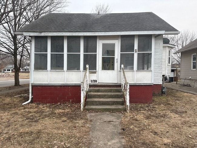 property at 1228 E Oak St