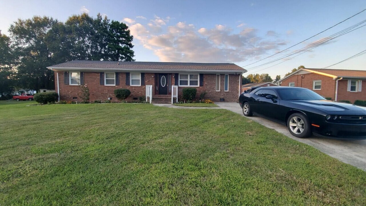 123 Lester Ct in Burlington, NC - Building Photo