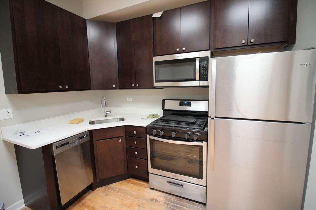 4208 N Milwaukee Ave, Unit 2F in Chicago, IL - Building Photo