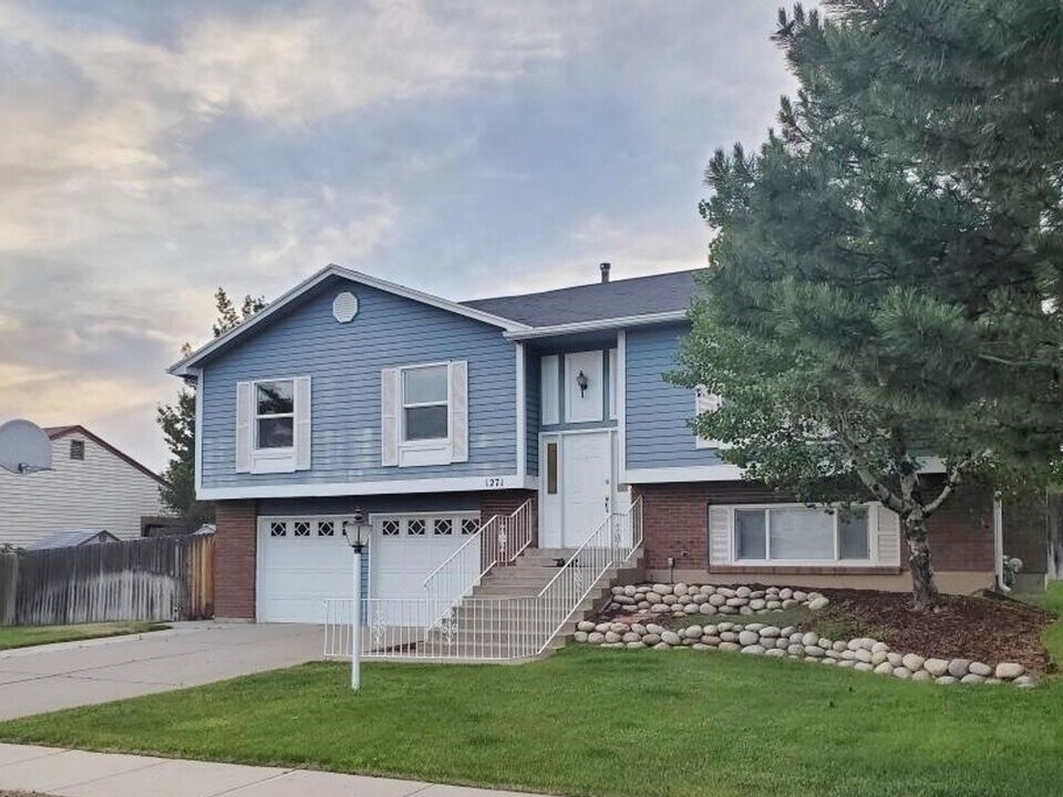 1271 Sage Ridge Rd in Sandy, UT - Building Photo