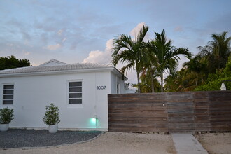 1007 NE 113th St in Biscayne Park, FL - Foto de edificio - Building Photo