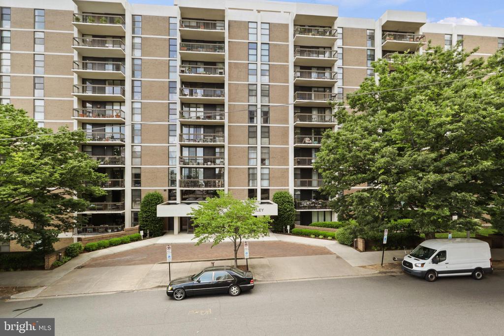 1016 S Wayne St in Arlington, VA - Building Photo