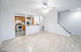 44 Manchester Ln in West Milford, NJ - Building Photo - Building Photo