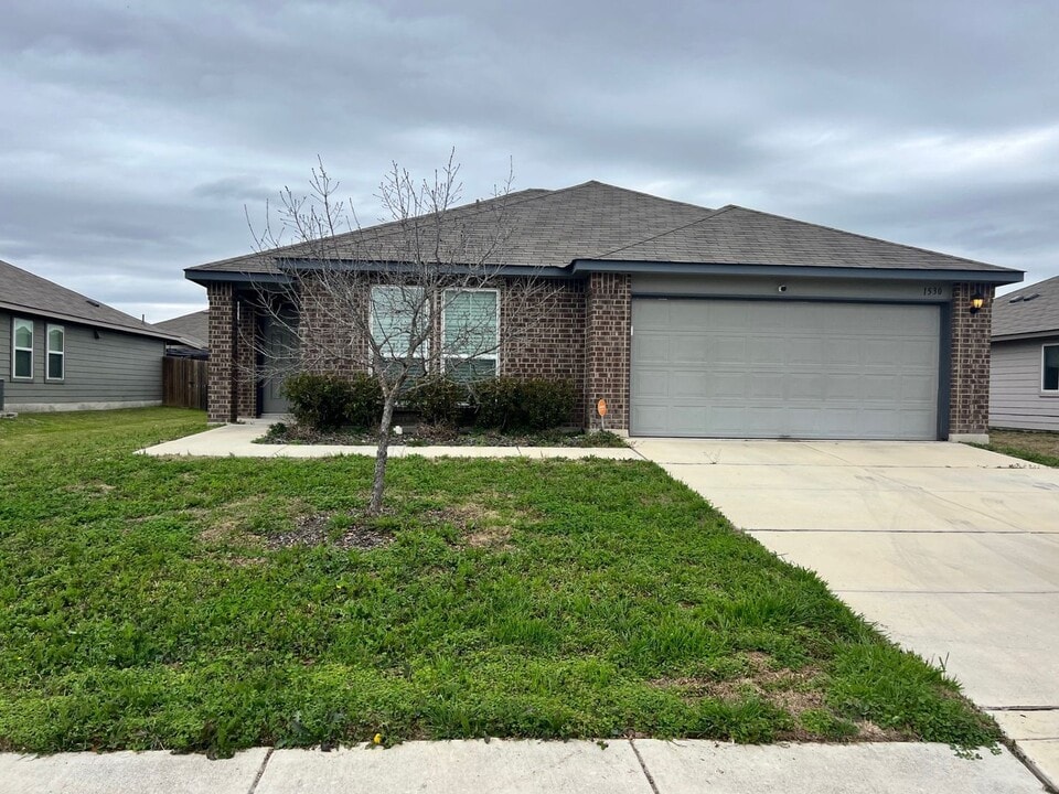 1530 Redbridge Dr in Seguin, TX - Building Photo