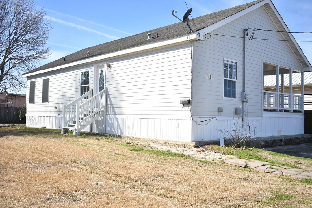 111 W Putnam Ave in Erath, LA - Building Photo