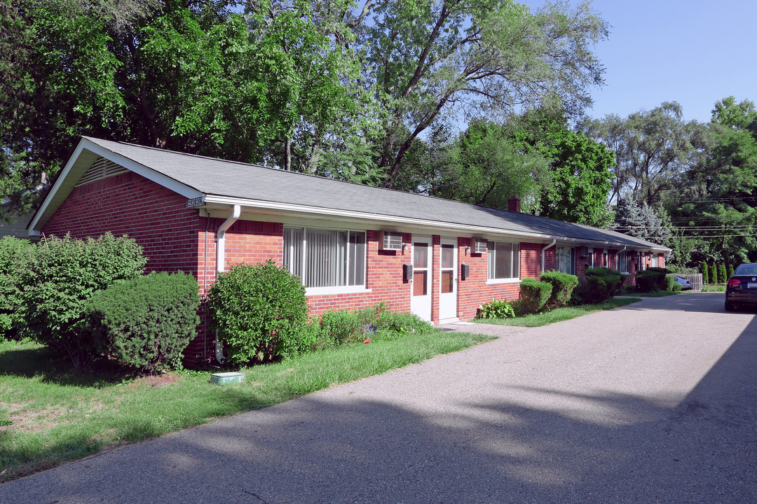 2328-2336 Crooks Rd in Royal Oak, MI - Building Photo