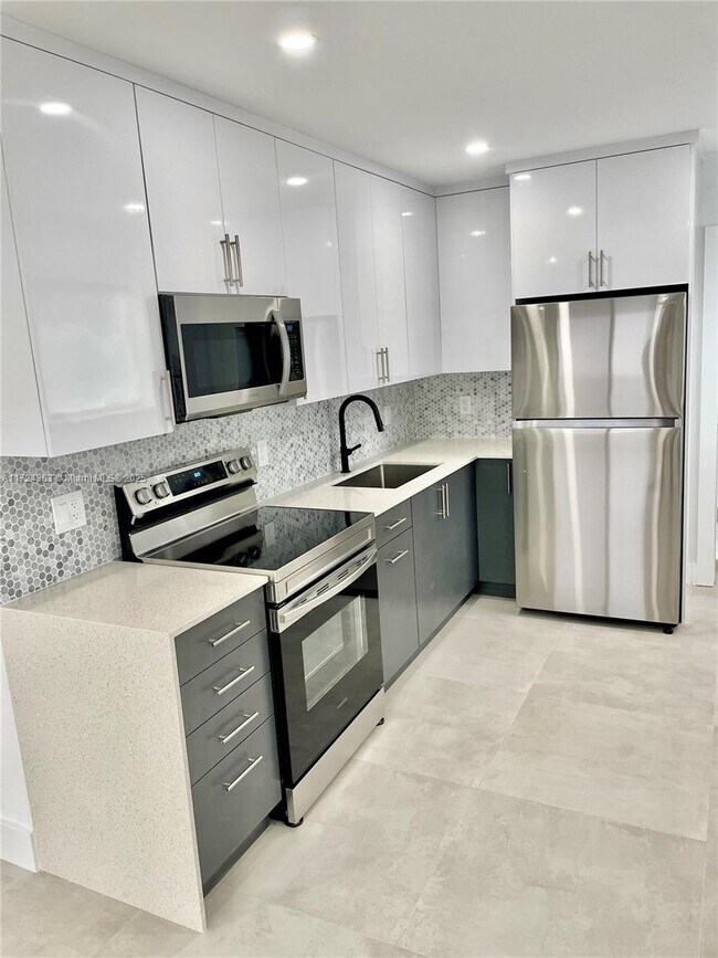1328 NW 46th St in Miami, FL - Building Photo - Building Photo