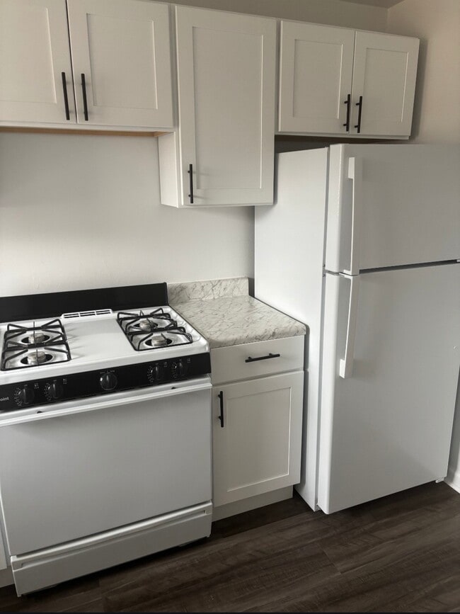 Ivy Lane Apartments in Bergenfield, NJ - Building Photo - Building Photo