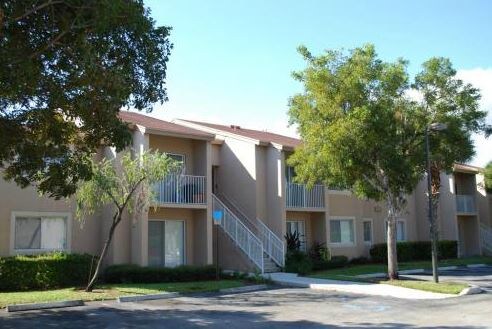 Villas at Cove Crossing in Lantana, FL - Building Photo