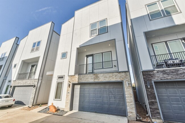 8411 Hempstead Rd in Houston, TX - Building Photo - Building Photo