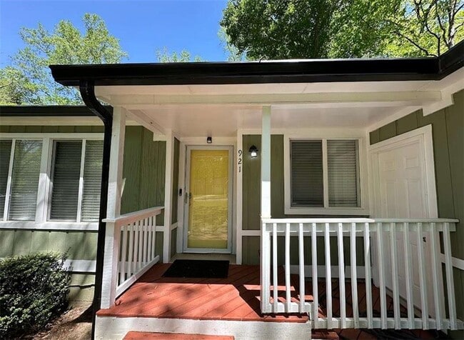 921 Hemingway Rd in Stone Mountain, GA - Building Photo - Building Photo