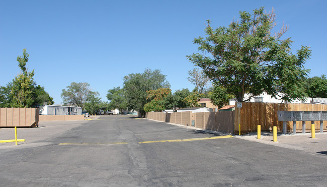 757 98th St SW in Albuquerque, NM - Building Photo - Building Photo