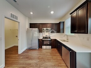 2023 St Joseph Dr in Charlotte, NC - Foto de edificio - Building Photo