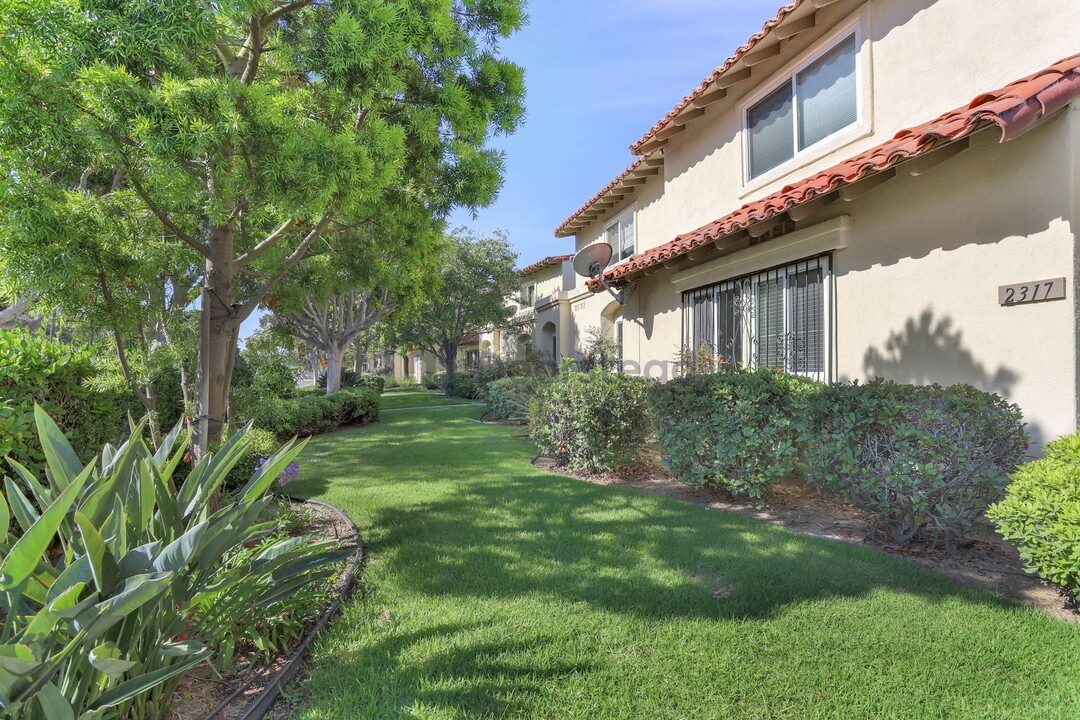 2317 Eastbluff Dr in Newport Beach, CA - Building Photo