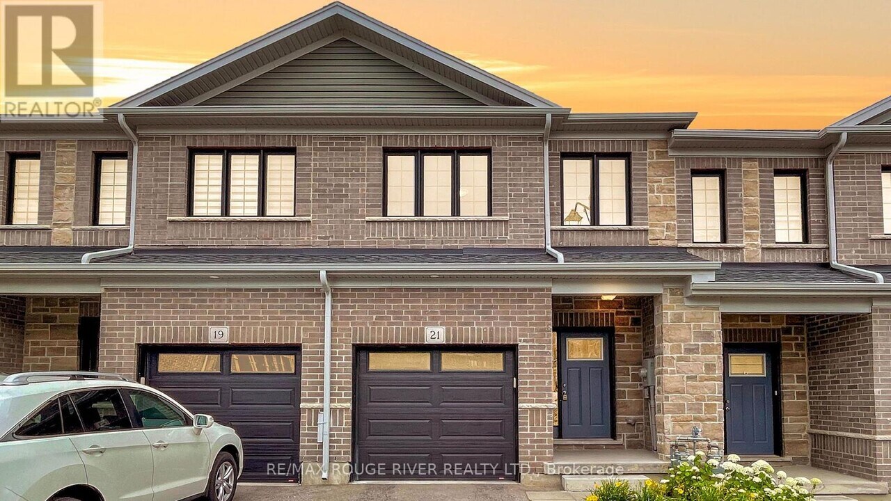 21 Woodedge Cir in Kitchener, ON - Building Photo