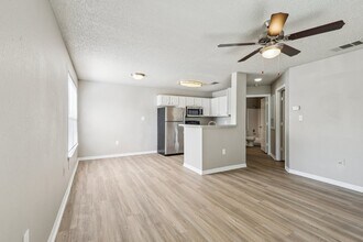 Laguna Place Apartments in Kissimmee, FL - Building Photo - Building Photo