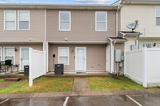 2012 Ethan Ln in Antioch, TN - Foto de edificio - Building Photo