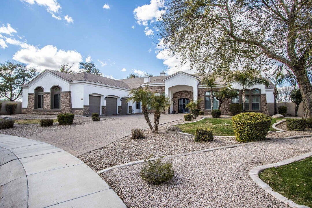 4010 E Aquarius Pl. in Chandler, AZ - Building Photo
