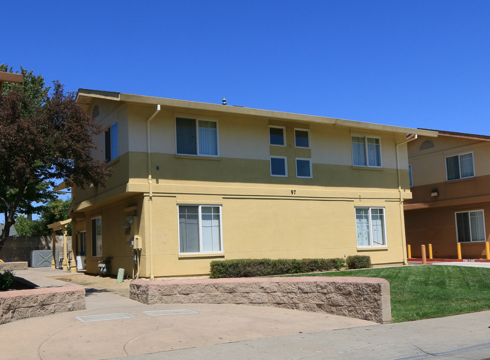 97-103 Coral Gables Ct in Sacramento, CA - Foto de edificio