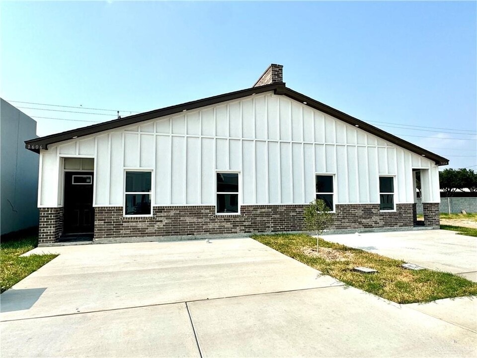 7 7th St in Mission, TX - Building Photo