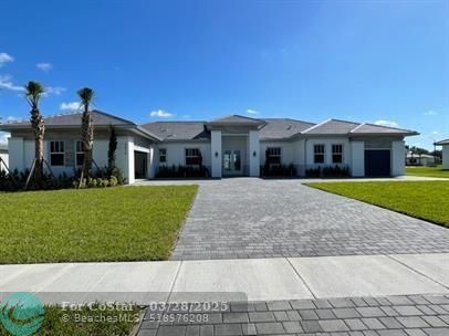 2010 Meadows Dr in Davie, FL - Building Photo