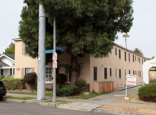 373 Termino Ave in Long Beach, CA - Foto de edificio - Building Photo