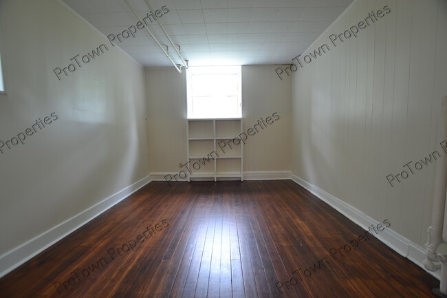 213 N Hickory St, Unit BS in Joliet, IL - Foto de edificio - Building Photo