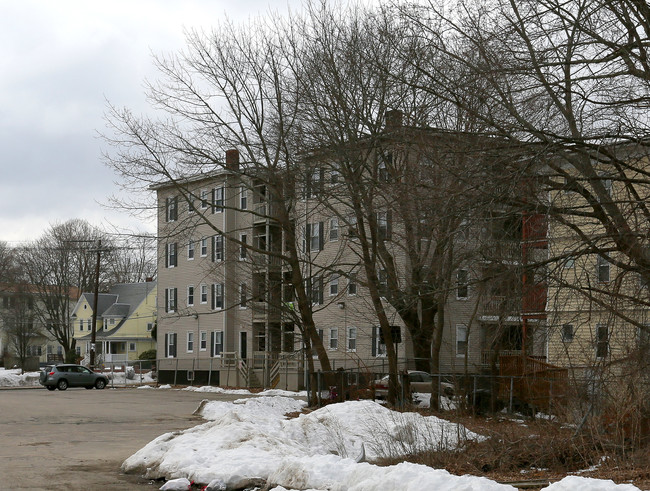 138 Newbury St in Brockton, MA - Foto de edificio - Building Photo