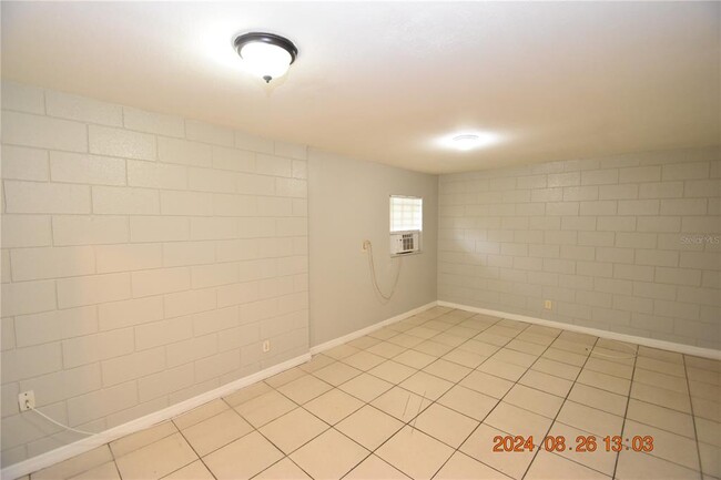 8015 N Klondyke St in Tampa, FL - Building Photo - Building Photo