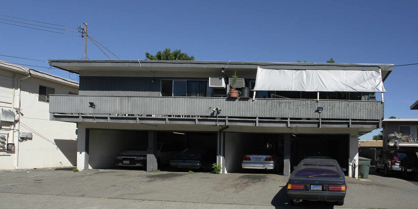 1601 Frisbie Ct in Concord, CA - Foto de edificio