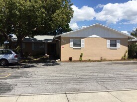 942 San Christopher Drive, Unit B in Dunedin, FL - Building Photo
