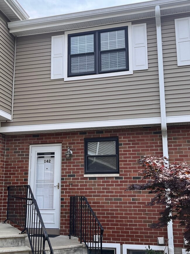 142 Hampton Ct in Newington, CT - Building Photo - Building Photo