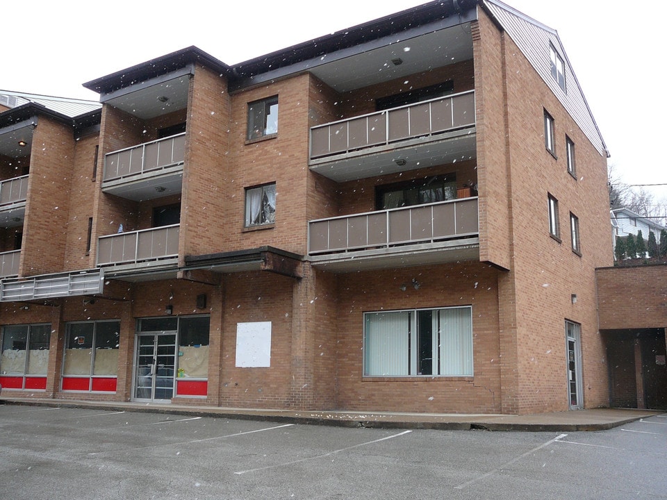 203 Hugel Dr in Pittsburgh, PA - Building Photo