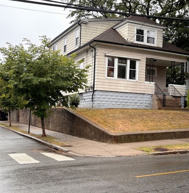 584 River Ave in Providence, RI - Building Photo - Building Photo