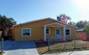 2312 22nd Ave SW in Largo, FL - Foto de edificio - Building Photo