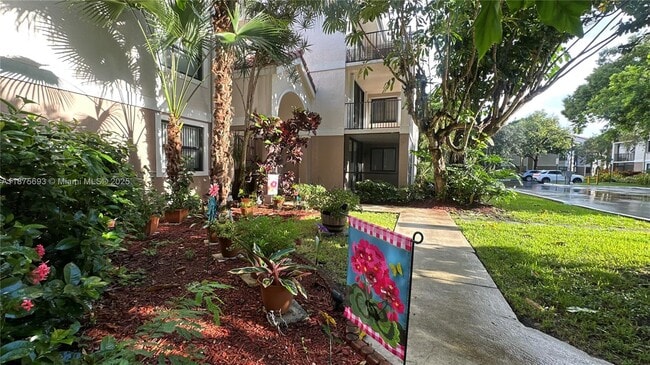 10111 W Sunrise Blvd, Unit 103 in Plantation, FL - Foto de edificio - Building Photo