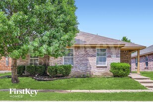 1925 Cross Oaks Dr in Lancaster, TX - Building Photo