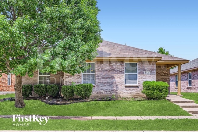 property at 1925 Cross Oaks Dr