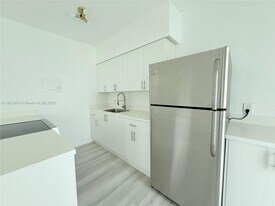 9270 E Bay Harbor Dr in Bay Harbor Islands, FL - Building Photo