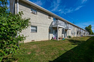 One Somerset Apartments in Indianapolis, IN - Building Photo - Building Photo