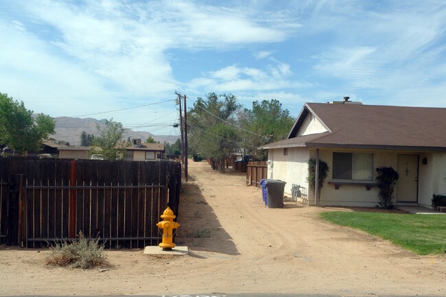 12623 Kiowa Rd in Apple Valley, CA - Building Photo - Building Photo